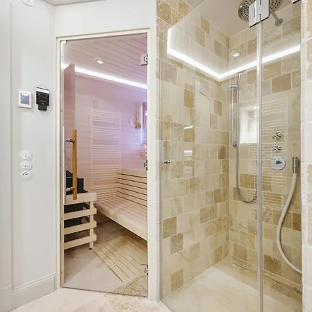 Dansk Skuul Haus 1 *